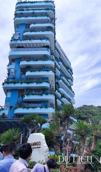 Flamingo Cát Bà Beach Resort bao gồm hệ thống căn hộ khách sạn, biệt thự trên cao tích hợp hơn 100 dịch vụ tiện ích khép kín. Dự án gồm 3 tòa tháp: Flamingo Cát Bà Beach Resort, Flamingo Wyndham Grand Cát Bà Resort và Flamingo Luxury Resort